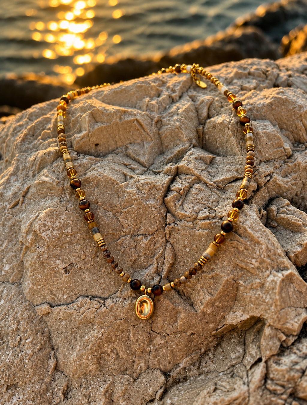 Collana Brownie - charm e chiusura in acciaio inossidabile placcato oro 18k PVD e perline