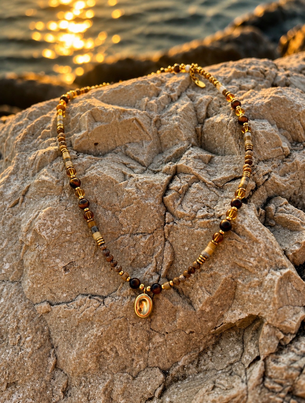 Collana Brownie - charm e chiusura in acciaio inossidabile placcato oro 18k PVD e perline