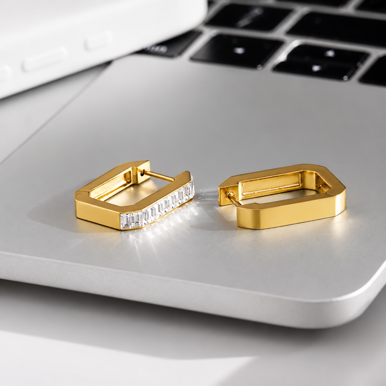 Orecchini Geometric Prisma - acciaio inossidabile placcato oro 18k PVD - zirconi - disponibile anche in silver