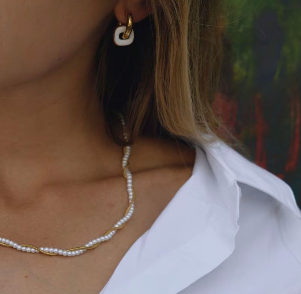 Collana Parel Intrecciata - un filo di perle e uno di acciaio inossidabile placcato oro 18k PVD che si intrecciano