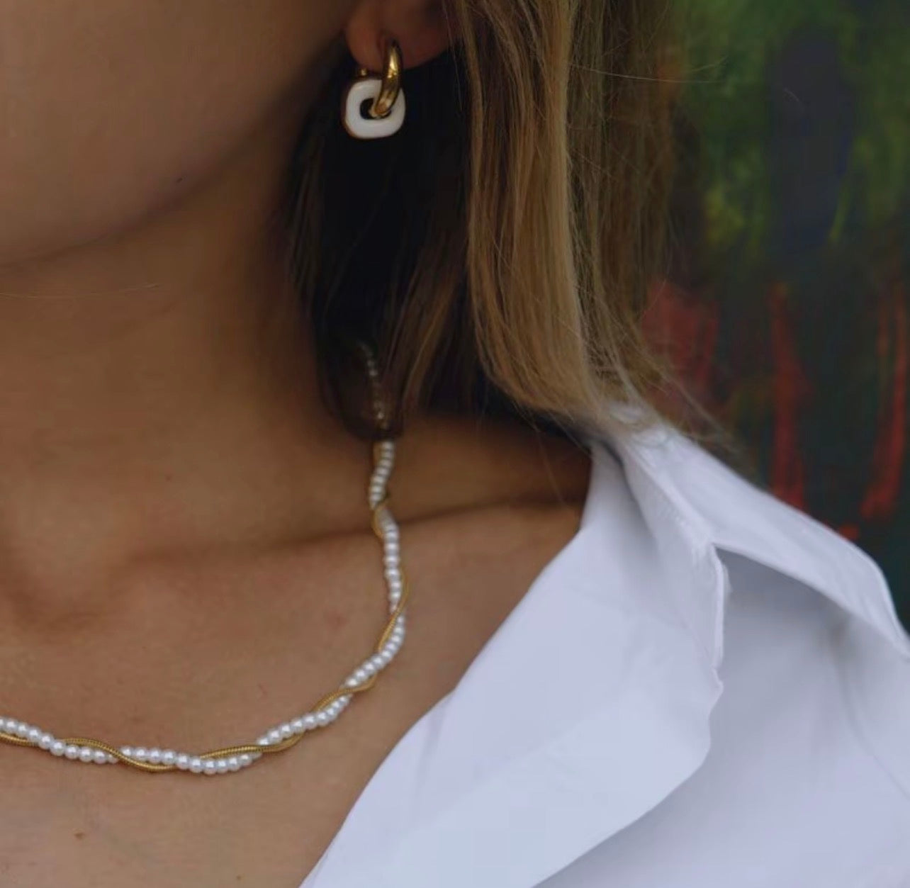 Collana Parel Intrecciata - un filo di perle e uno di acciaio inossidabile placcato oro 18k PVD che si intrecciano