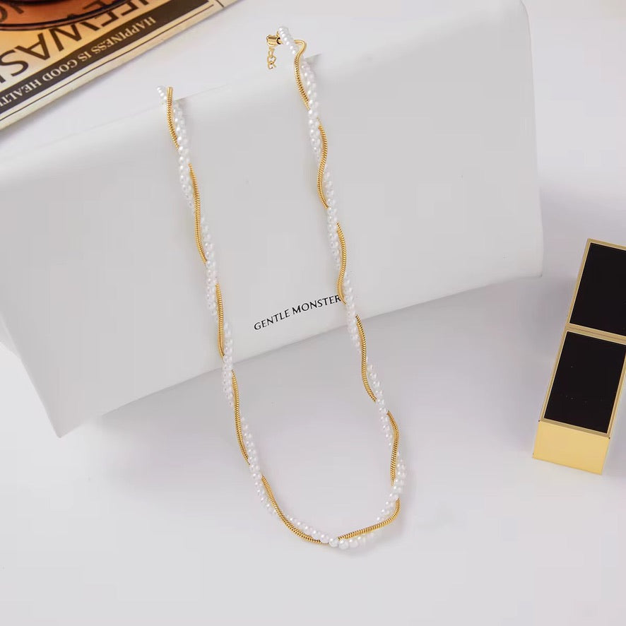 Collana Parel Intrecciata - un filo di perle e uno di acciaio inossidabile placcato oro 18k PVD che si intrecciano