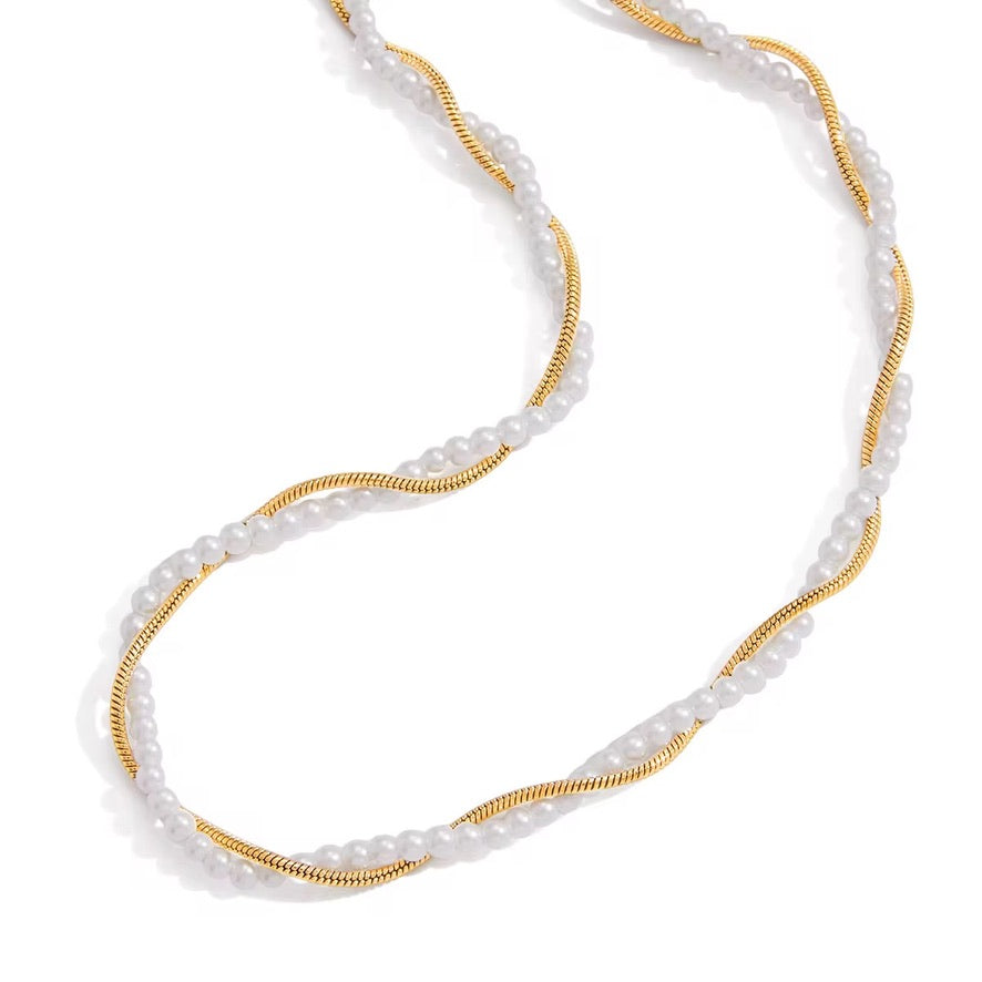 Collana Parel Intrecciata - un filo di perle e uno di acciaio inossidabile placcato oro 18k PVD che si intrecciano