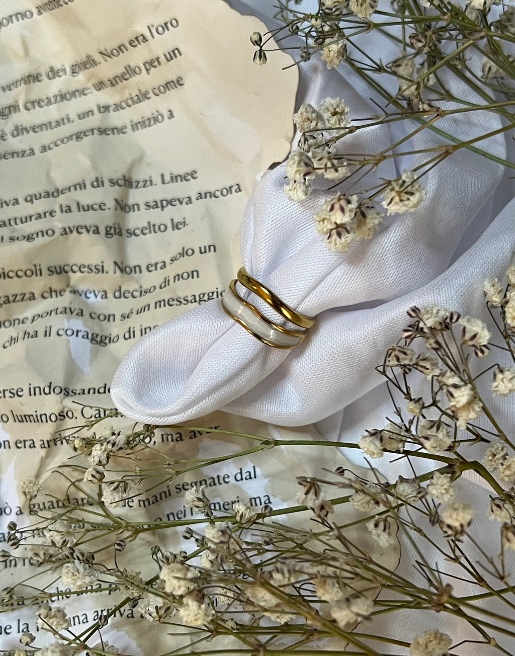 Anello doppio strato con smalto bianco perlato, placcato oro18k