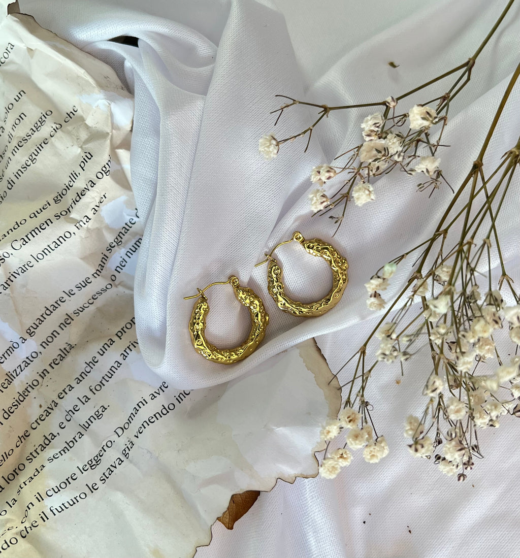 Orecchini cerchio martellati, placcati oro 18k