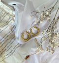 Orecchini cerchio martellati, placcati oro 18k