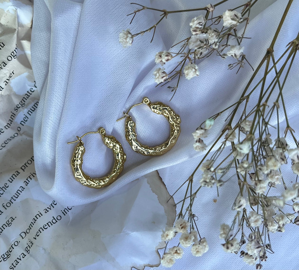 Orecchini cerchio martellati, placcati oro 18k