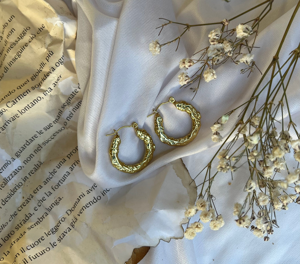 Orecchini cerchio martellati, placcati oro 18k